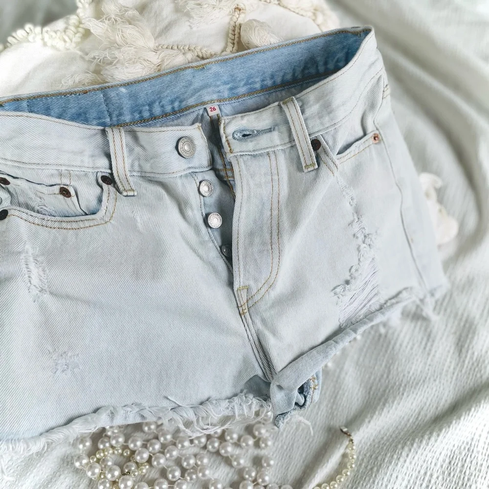 LEVI’S | 26/XS/S | Light Wash High Waist Hotty Hot Cut Off Distressed Raw Shorts_4